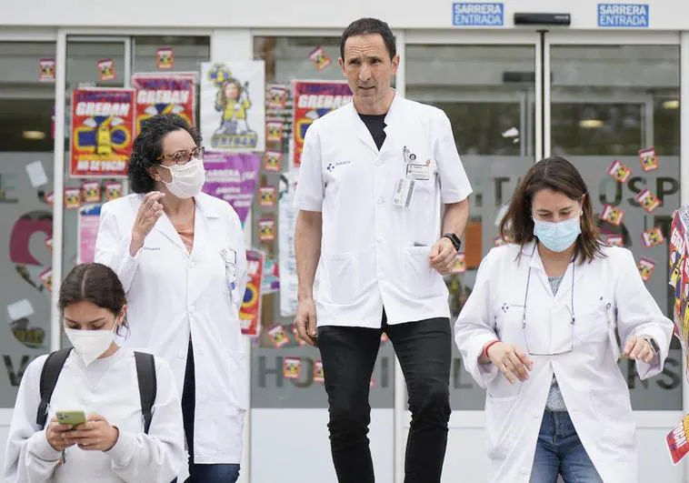 La antropóloga vasca aislada en el Hospital Donostia permanece «estable»